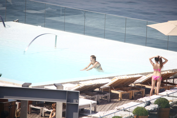 No Rio, Kate Moss curte piscina de hotel com a filha