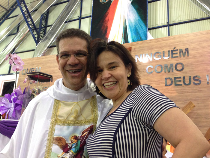 Claudia Rodrigues visita o Santuário de São Miguel Arcanjo