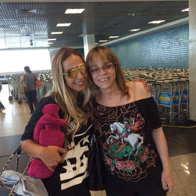 Valesca Popozuda se encontra com Glória Perez no aeroporto do Rio de Janeiro