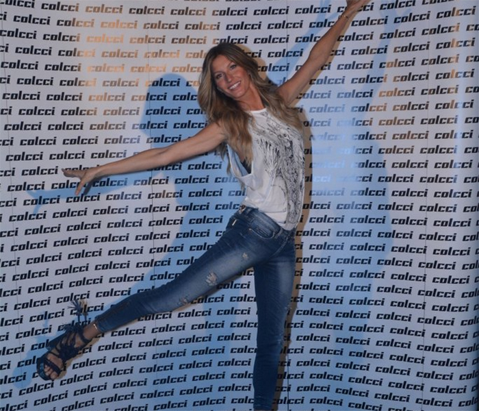 Gisele Bündchen chega sorridente para desfilar no SPFW