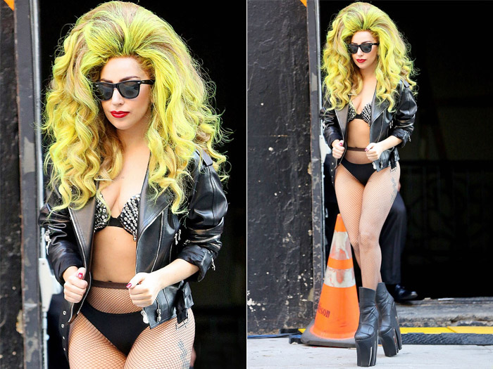 Lady Gaga passeia de biquíni e cabelo verde limão pelas ruas de Nova York