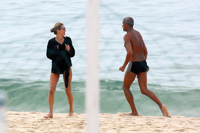 Kate Moss curte praia e piscina de hotel no Rio de Janeiro