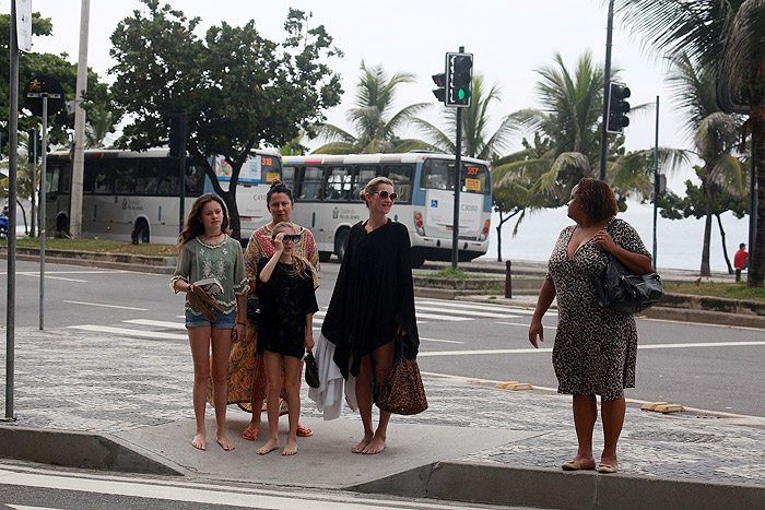 Kate Moss curte praia e piscina de hotel no Rio de Janeiro