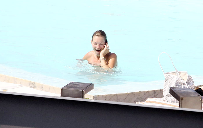 Kate Moss curte praia e piscina de hotel no Rio de Janeiro