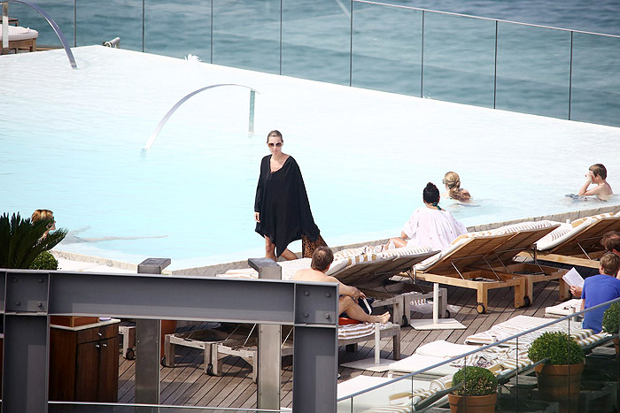 Kate Moss curte praia e piscina de hotel no Rio de Janeiro