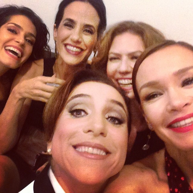  Selfie de divas: Júlia Lemmertz posa com Marisa Orth, Patrícia Pillar, Maria Flor e Mariana Lima