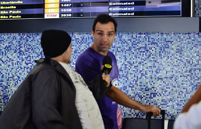 Gui Santana, do Pânico aborda estrelas no aeroporto Santos Dumont 