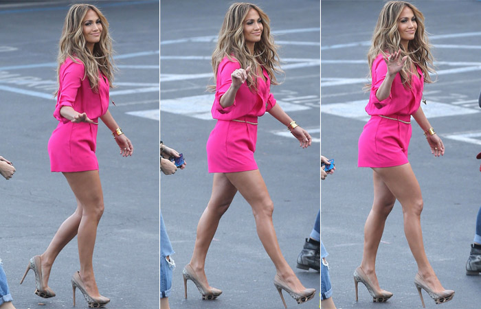 Jennifer Lopez “causa” ao usar shortinho marcando sua silhueta