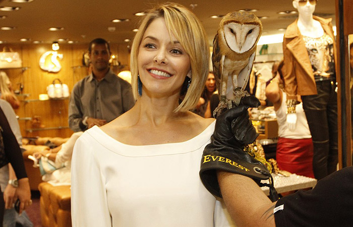 Bianca Rinaldi se diverte com coruja em lançamento de loja no Rio