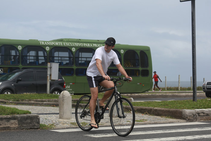 Depois da bike, Murilo Benício pula no mar para se refrescar