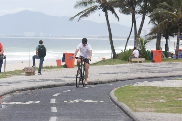 Depois da bike, Murilo Benício pula no mar para se refrescar