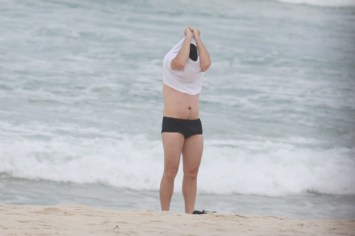 Depois da bike, Murilo Benício pula no mar para se refrescar