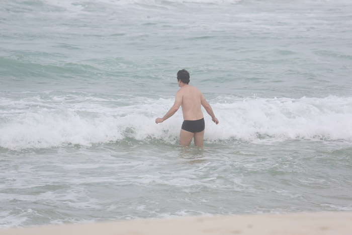 Depois da bike, Murilo Benício pula no mar para se refrescar