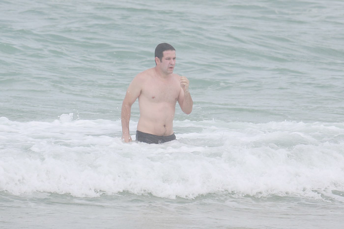 Depois da bike, Murilo Benício pula no mar para se refrescar