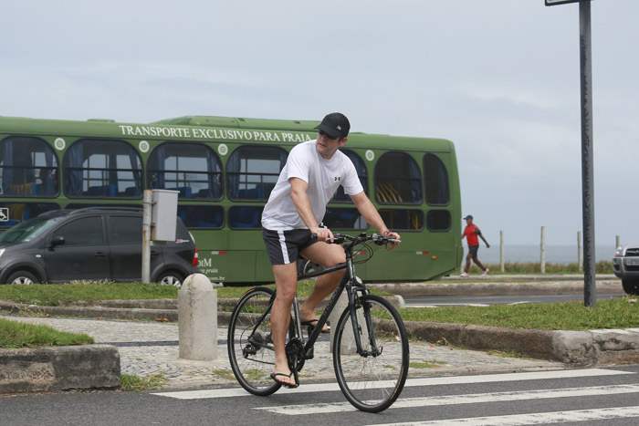 Depois da bike, Murilo Benício pula no mar para se refrescar