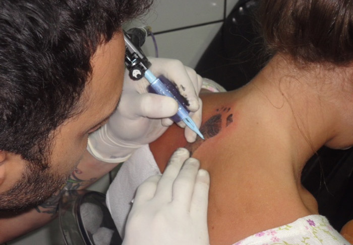 Debby Lagranha faz tatuagem do pezinho da sua filha
