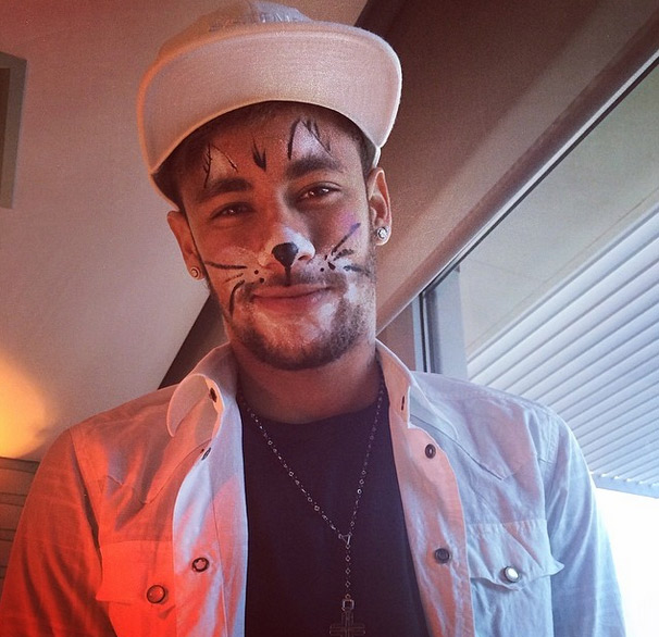Neymar pinta o rosto e posa como gatinho nas redes sociais