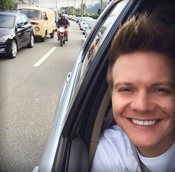 Mesmo no trânsito de São Paulo, Michel Teló mantem o sorriso no rosto
