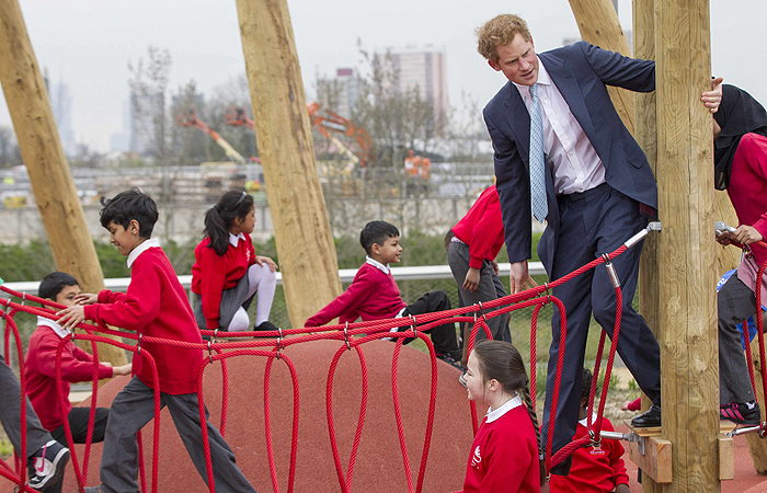 Príncipe Harry se diverte com crianças em visita ao Olympic Park