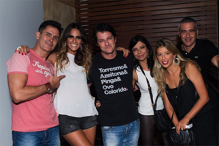 Marcelo Serrado curte noite com amigos em boate do Leblon, no Rio