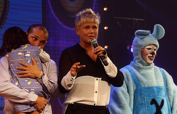 Acompanhada por Juno, Xuxa prestigia estreia de musical de Txutxucão