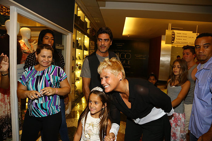 Xuxa atende fãs ao deixar a estreia de musical no Rio