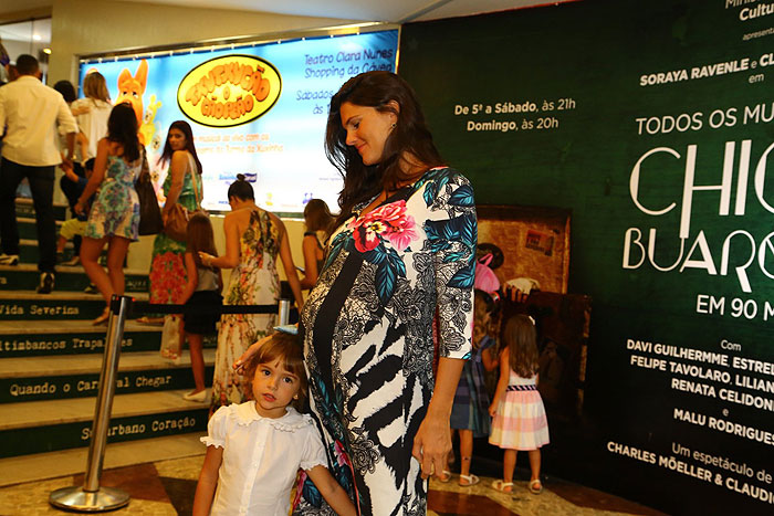 Daniella Sarahyba acompanha a filha à estreia do novo musical da Turma da Xuxa