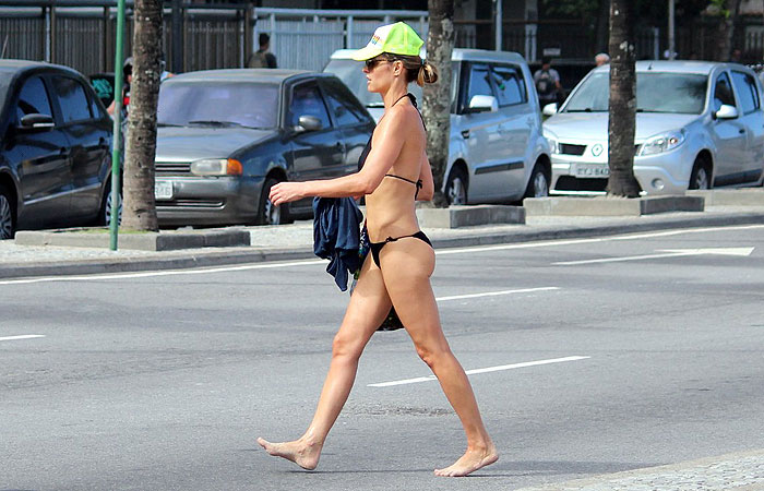 Fernanda Lima mostra o corpão após jogar vôlei na praia