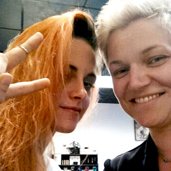 Kristen Stewart pinta o cabelo de laranja