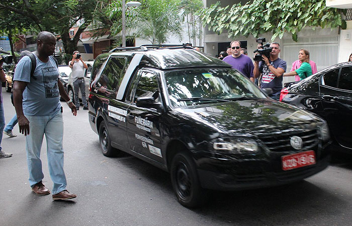 Corpo de José Wilker deixa apartamento no Rio de Janeiro