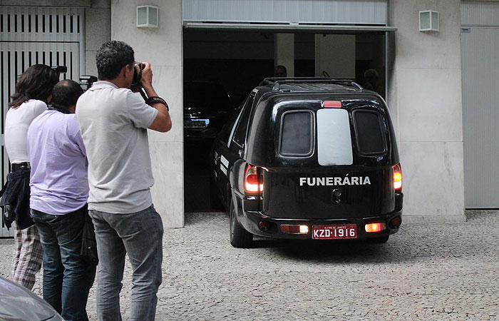 Corpo de José Wilker deixa apartamento no Rio de Janeiro