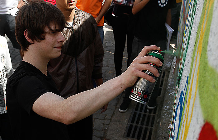 Jake Bugg visita comunidade de Heliópolis, em São Paulo e toca em bateria de escola de samba