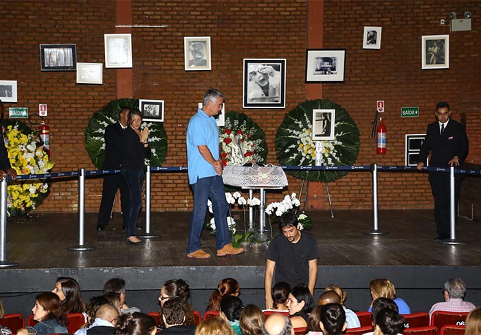 Corpo de José Wilker é velado no palco