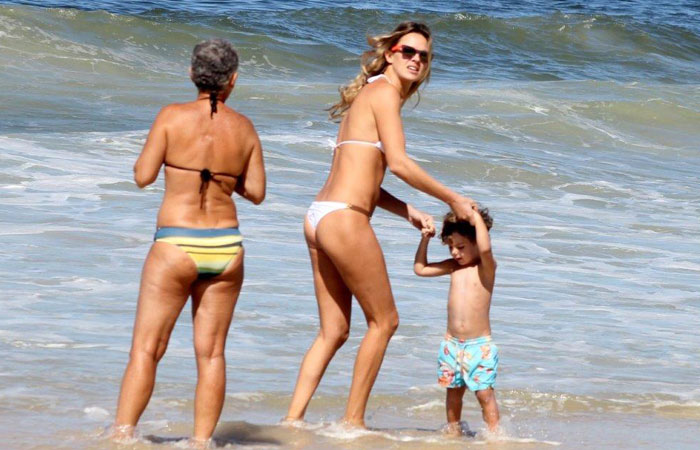Letícia Birkheuer sai para tomar banho de mar com o filho em Ipanema