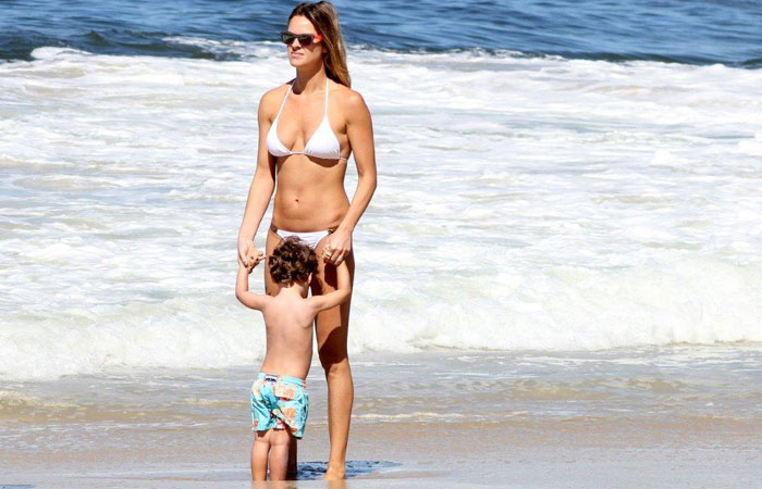 Letícia Birkheuer sai para tomar banho de mar com o filho em Ipanema