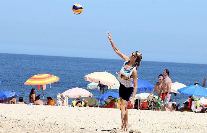 Fernanda Lima joga vôlei de praia com amigo na praia do Leblon