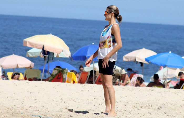 Fernanda Lima joga vôlei de praia com amigo na praia do Leblon