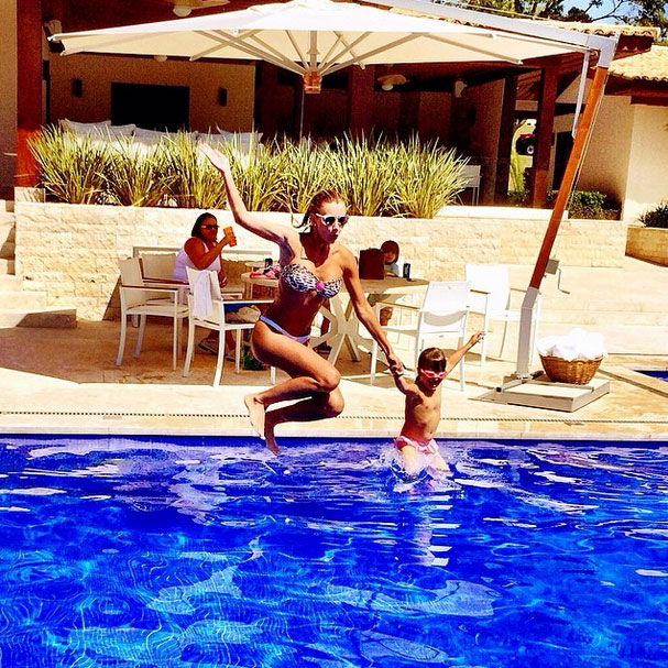 Rafa Justus se diverte com a namorada de seu pai na piscina