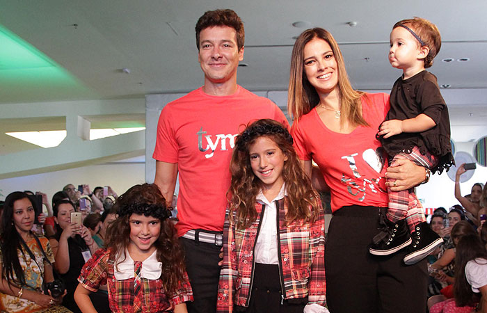 Filhas de Rodrigo Faro e Vera Viel desfilam na São Paulo Fashion Week Kids