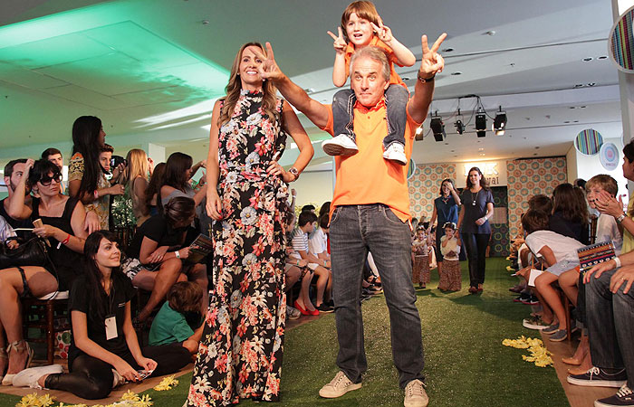 Otávio Mesquita desfila com o filho na São Paulo Fashion Week Kids, no Cidade Jardim