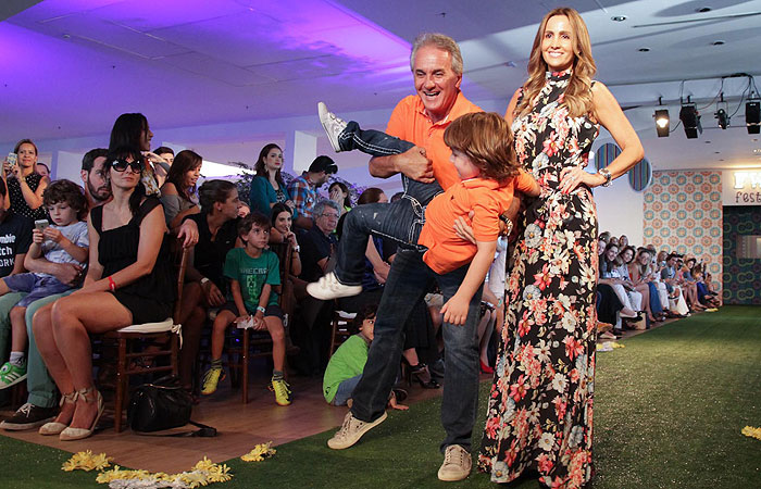 Otávio Mesquita desfila com o filho na São Paulo Fashion Week Kids, no Cidade Jardim