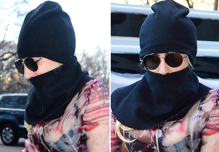 Lady Gaga cobre o rosto com uma espécie de lenço em passeio por Nova York