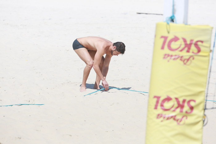 José Loreto joga partida de futevôlei na praia da Barra da Tijuca