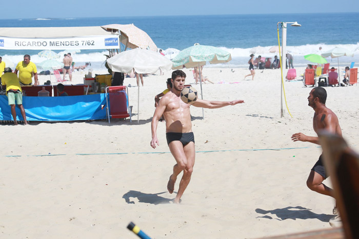 José Loreto joga partida de futevôlei na praia da Barra da Tijuca