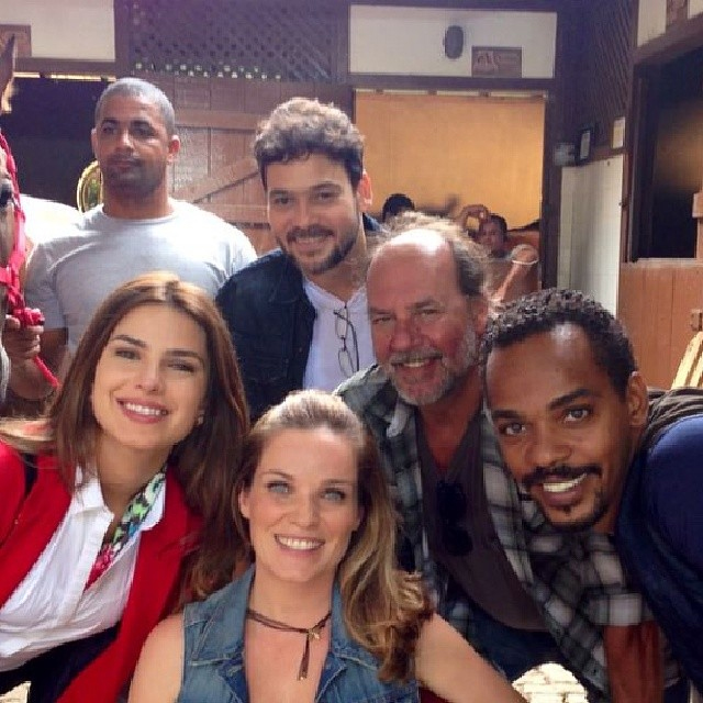  Rocco Pitanga posa com colegas de elenco nos bastidores de Vitória