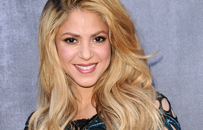 Shakira investe em look sexy para o ACM Awards