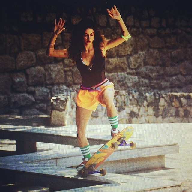 Thaila Ayala anda de skate em novo ensaio