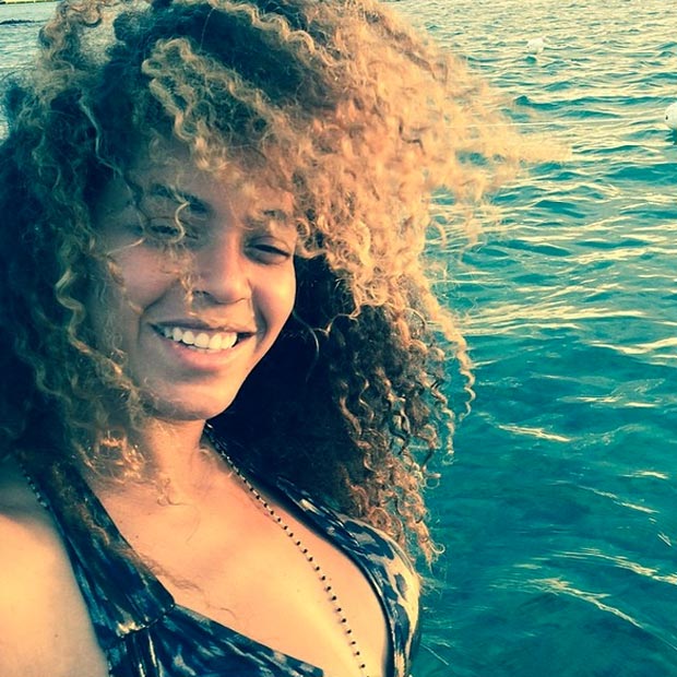 Beyoncé curte o mar e posta selfie com cara de soninho