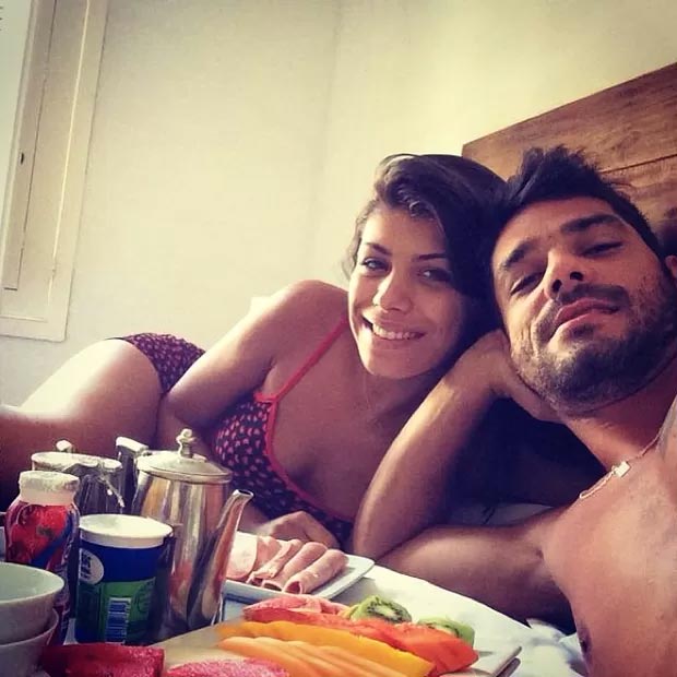 Fãs mimam ex-BBBs Diego e Franciele com café na cama 