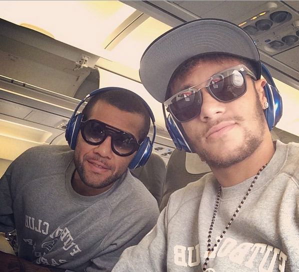 Neymar e Daniel Alves voam com looks iguais para Madrid